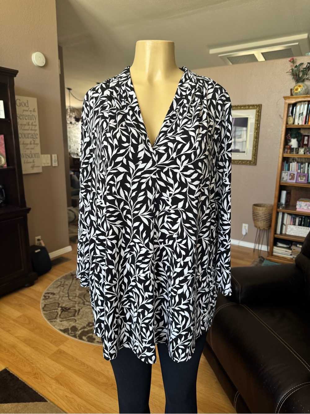 JM Collection black & white leaf print V-neck tunic-size 3X